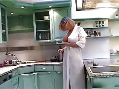 Busty plaši atvērtas mantijā.