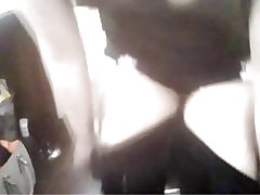 Britu meitene izpaužas nerātns darbā