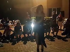 Thomas spēlē viņas lielo deke mez