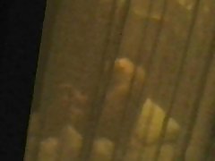 Kaimiņi pāris nozvejotas espia logu laizīšana fuck busted