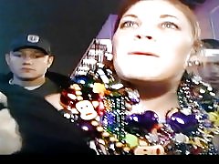 Divi draugi, kas mirgo ar sarkano galvu ar milzīgs tits pussy