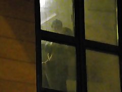 Zēni skatās ar kaimiņiem