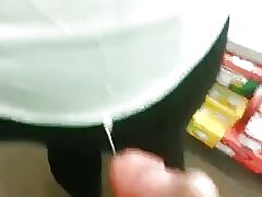 Cum par meitenes (viņai pieskarties sperma ar roku)