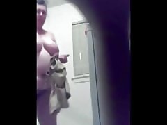 Slēptā kamera nozveju mamma liels zīle kaili, viņa redz kameru!