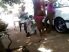 Vienmērīgu jāšanās putaria uz ielas